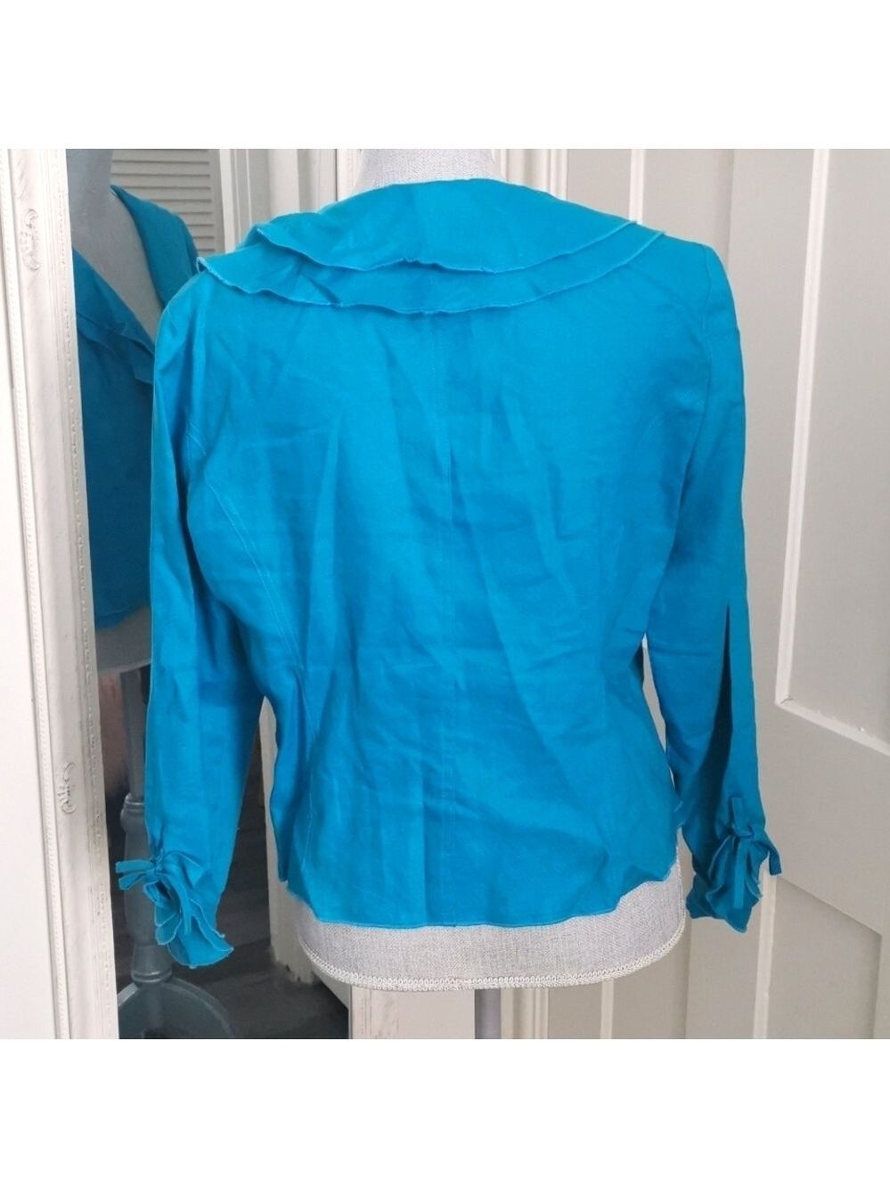 Laura Petites 100 % linen blazer. Ruffles neckline Size 12. EUC - Picture 2 of 5